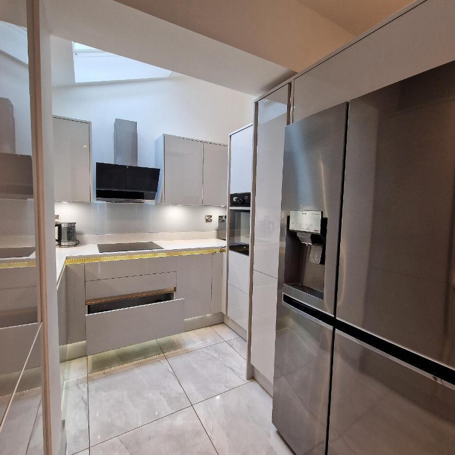 Delightful & Spacious Guest House In Farnworth Near Bolton Hospital 외부 사진