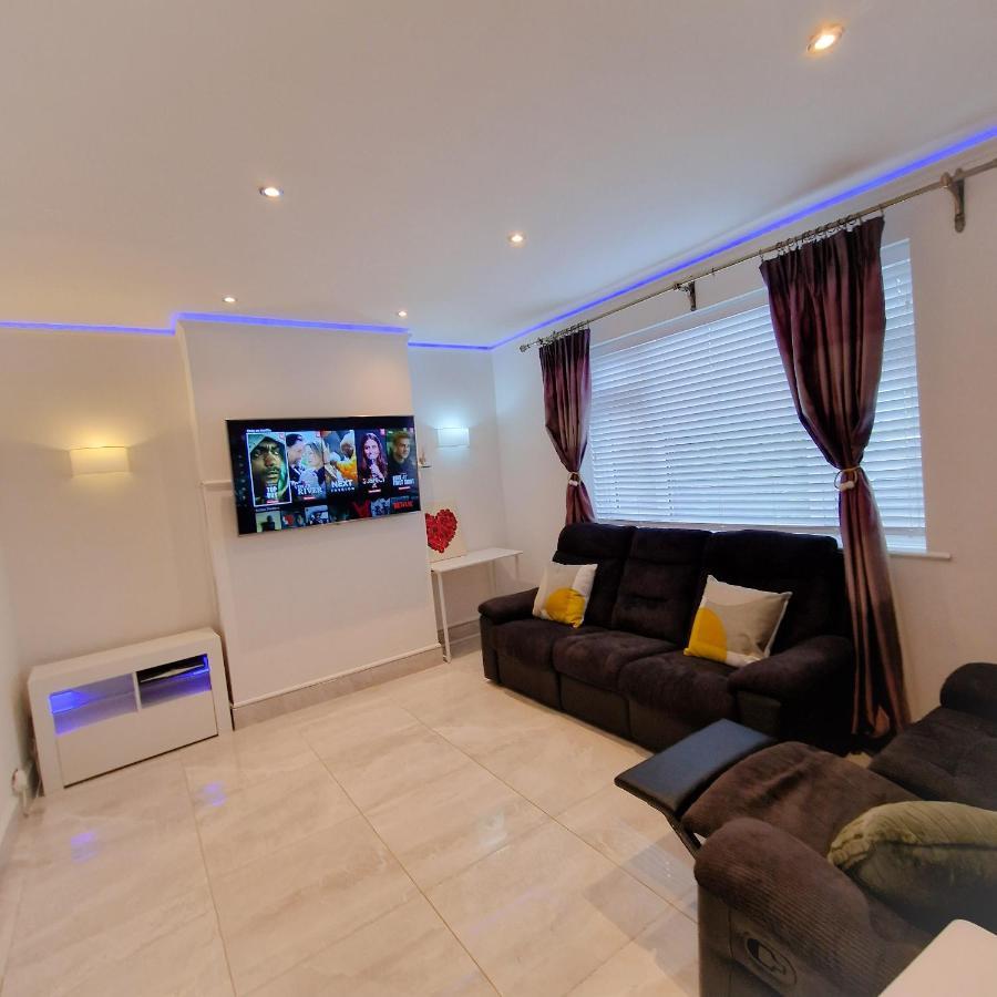 Delightful & Spacious Guest House In Farnworth Near Bolton Hospital 외부 사진