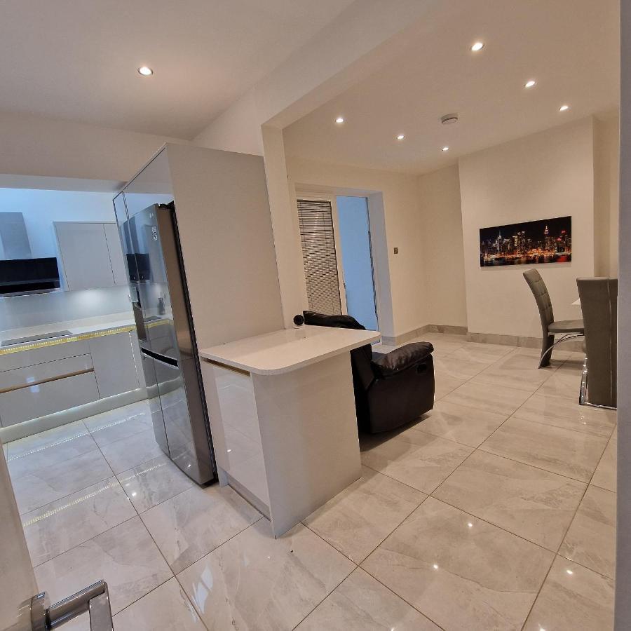 Delightful & Spacious Guest House In Farnworth Near Bolton Hospital 외부 사진