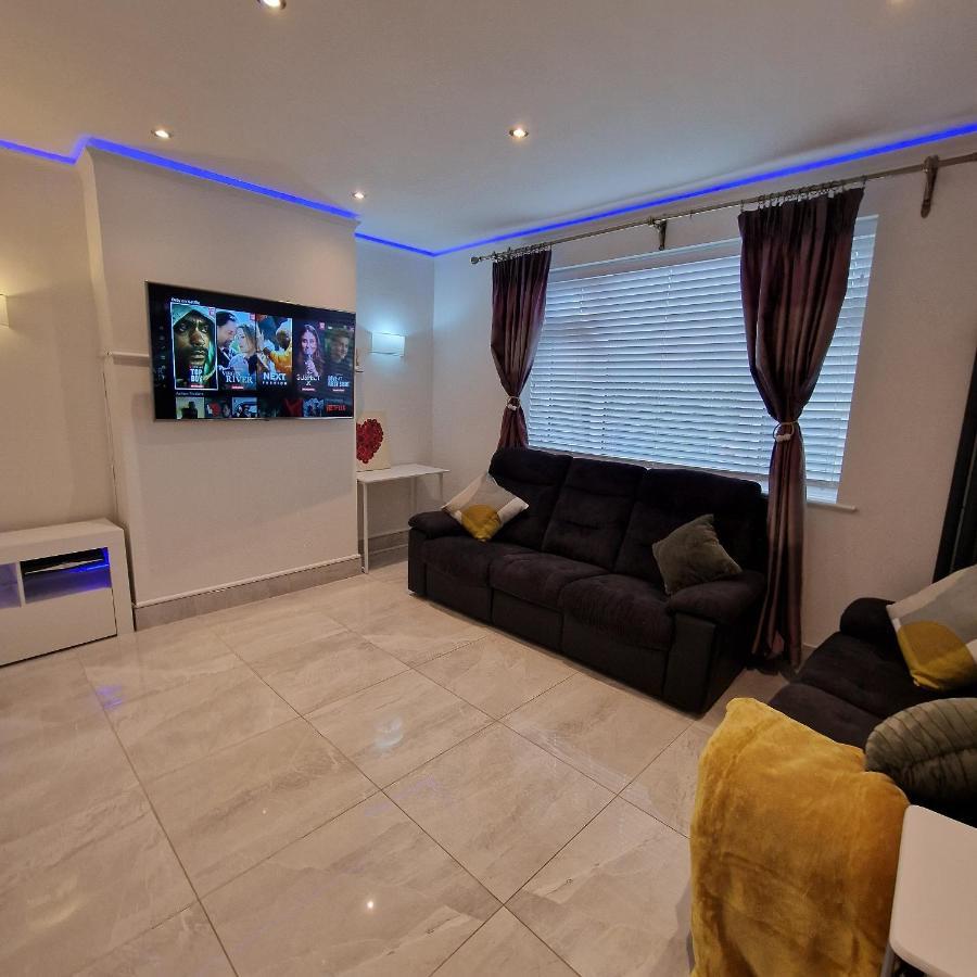 Delightful & Spacious Guest House In Farnworth Near Bolton Hospital 외부 사진