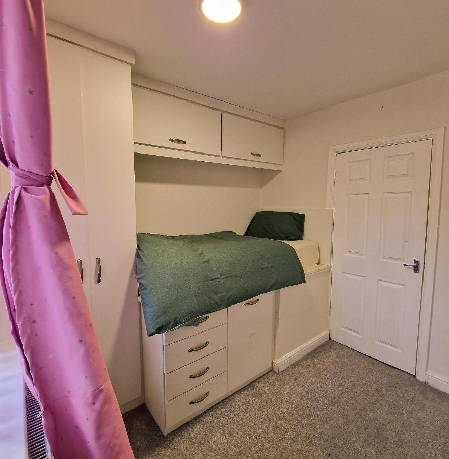 Delightful & Spacious Guest House In Farnworth Near Bolton Hospital 외부 사진