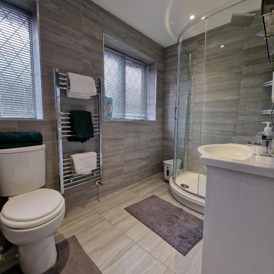 Delightful & Spacious Guest House In Farnworth Near Bolton Hospital 외부 사진