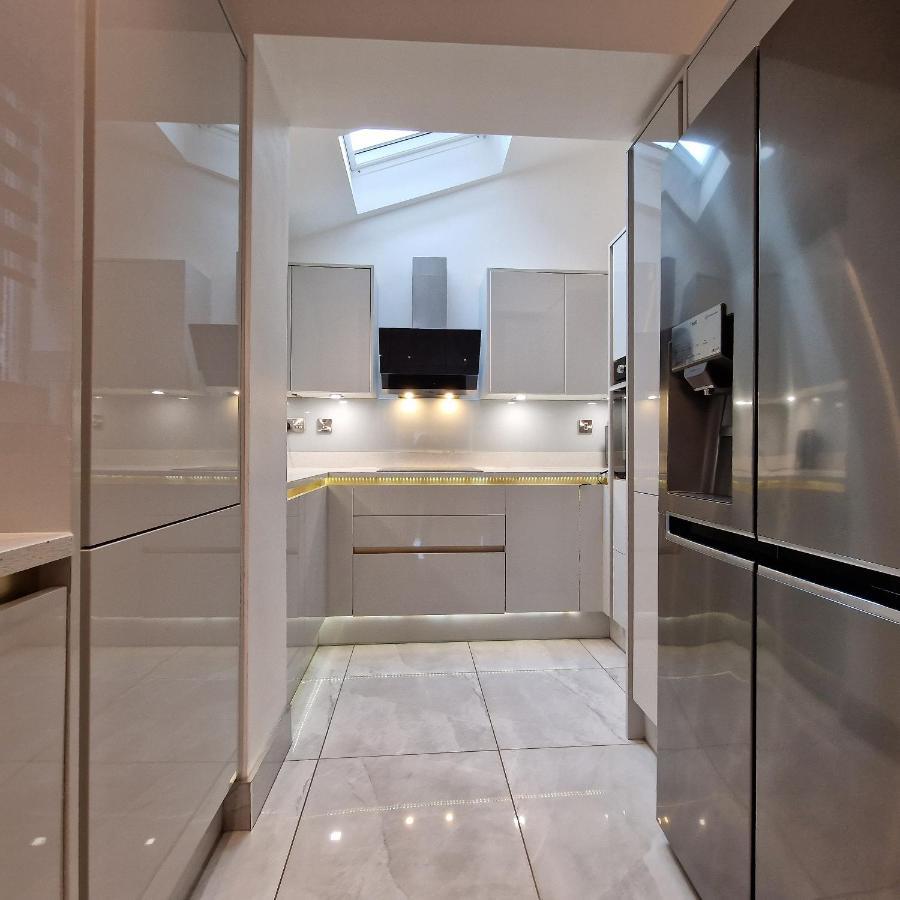 Delightful & Spacious Guest House In Farnworth Near Bolton Hospital 외부 사진