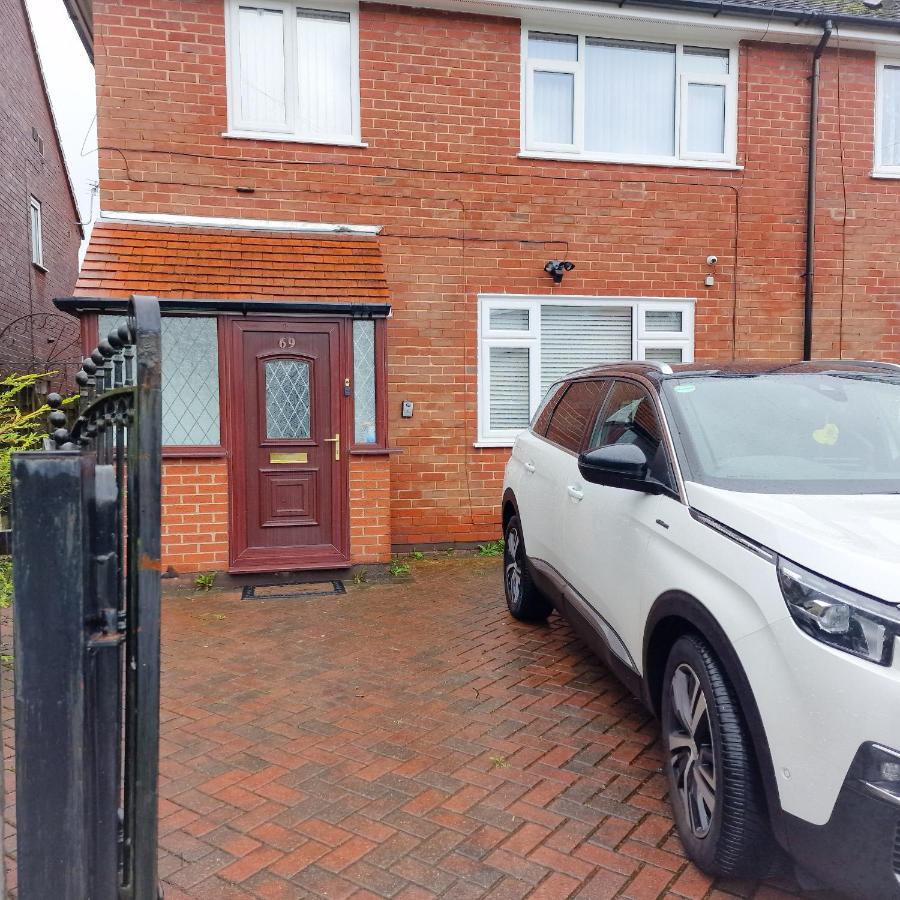 Delightful & Spacious Guest House In Farnworth Near Bolton Hospital 외부 사진