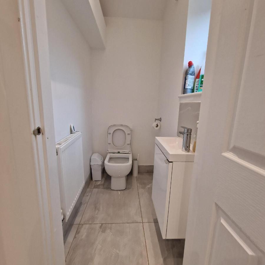 Delightful & Spacious Guest House In Farnworth Near Bolton Hospital 외부 사진