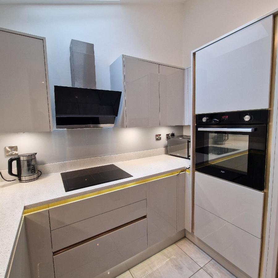 Delightful & Spacious Guest House In Farnworth Near Bolton Hospital 외부 사진
