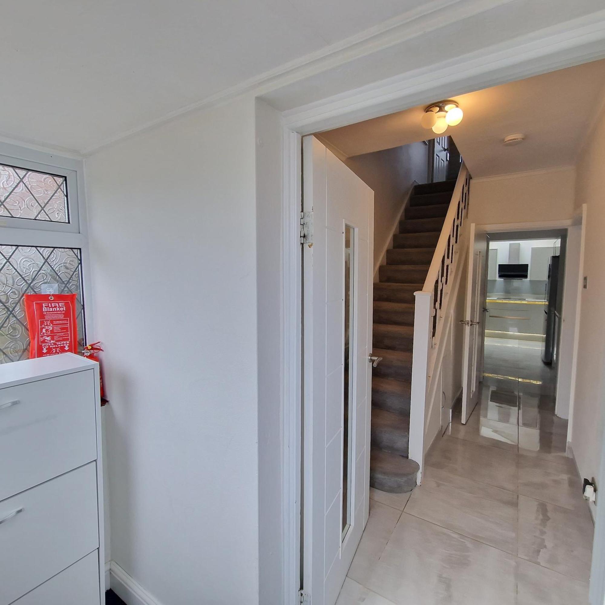 Delightful & Spacious Guest House In Farnworth Near Bolton Hospital 외부 사진